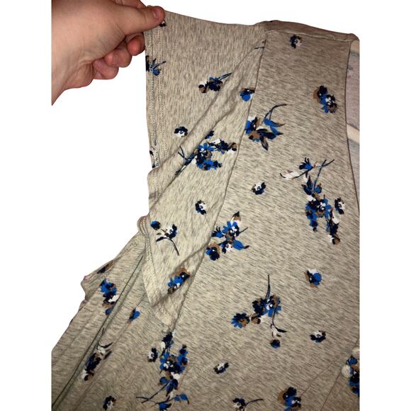 Liz Claiborne Grey Blue Floral Flutter Sleeve Stretch Knit Top Size 1X - Picture 6 of 6